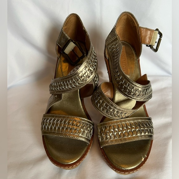 Beautiful Banana Republic “Old Gold” cork wedge sandals Size 6 1/2 - Picture 2 of 11